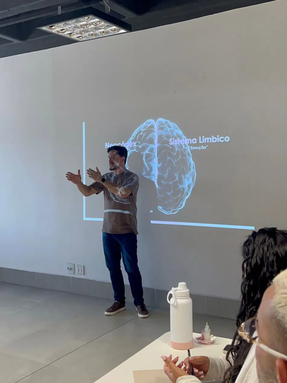 Fernando Cazzolli palestrando sobre desenvolvimento de liderança